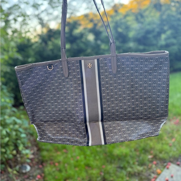 Free Tory Burch Bag  Now FOLLOW SOCIAL @theBagriculture - Picture 1 of 1